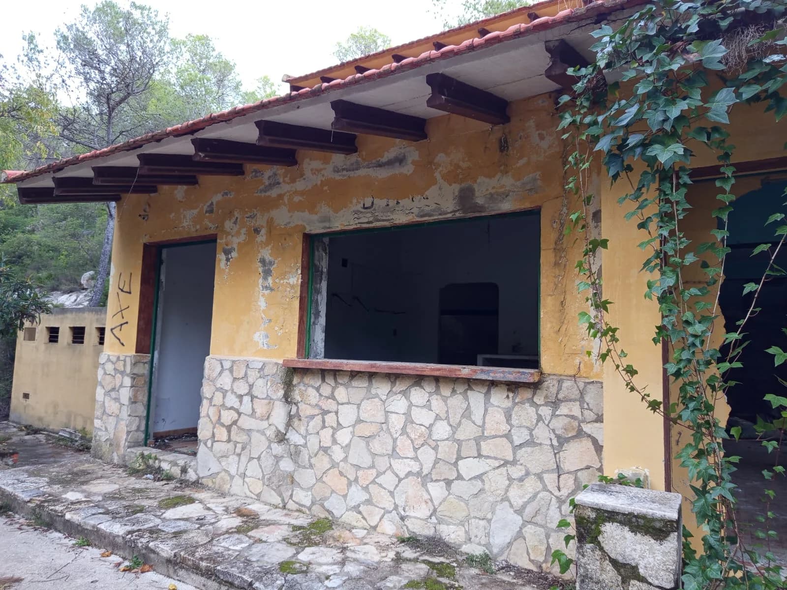 Casa principal de piedra y arquitectura tradicional valenciana en la finca